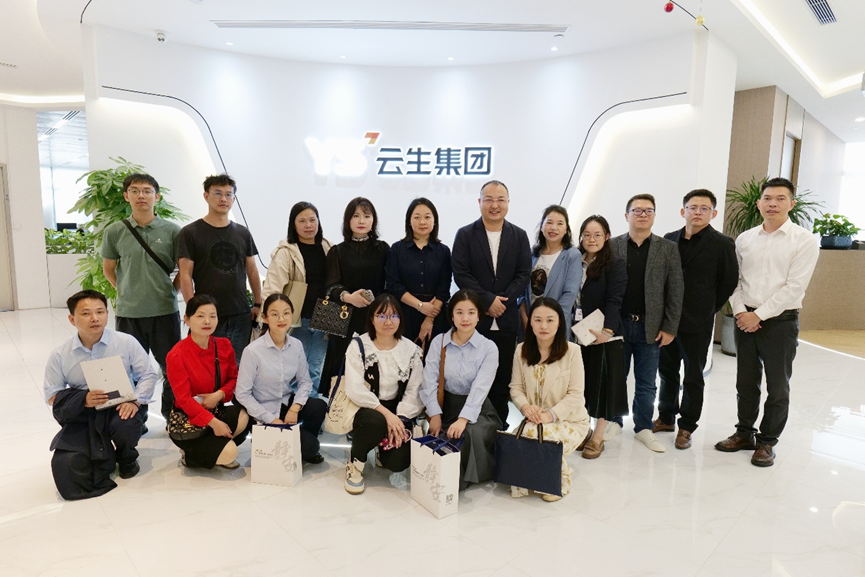 武汉人力资源服务协会秘书长黄春红一行莅临太阳GG娱乐集团走访交流