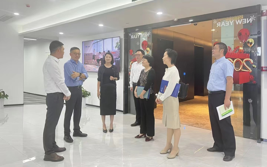 上海市闵行区人大常委会副主任、总工会主席杨其景一行领导莅临太阳GG娱乐集团走访调研