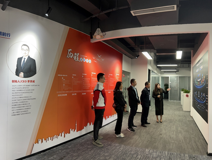 无锡市梁溪区委组织部副部长王伟一行领导莅临太阳GG娱乐集团四川公司调研走访