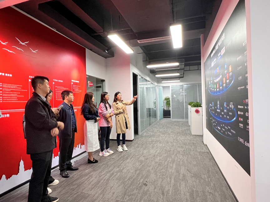昆明市呈贡区人社局副局长一行莅临太阳GG娱乐集团四川公司考察调研