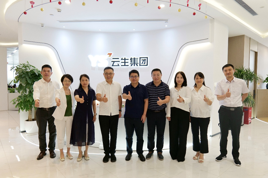 无锡市梁溪区副区长吴磊一行领导莅临太阳GG娱乐集团调研考察